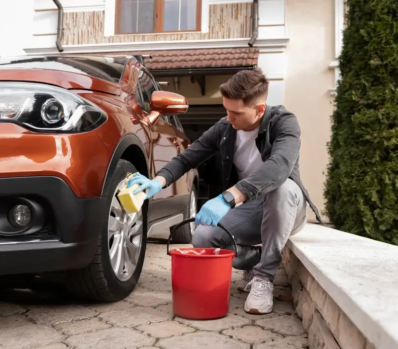 Lavage auto à domicile Cambes-en-Plaine : professionnel intervenant sur un véhicule